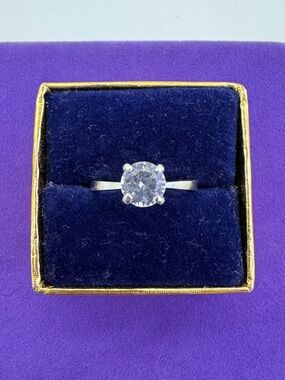 💛 Classic Sterling Avon Solitaire Round-Cut Silver Ring